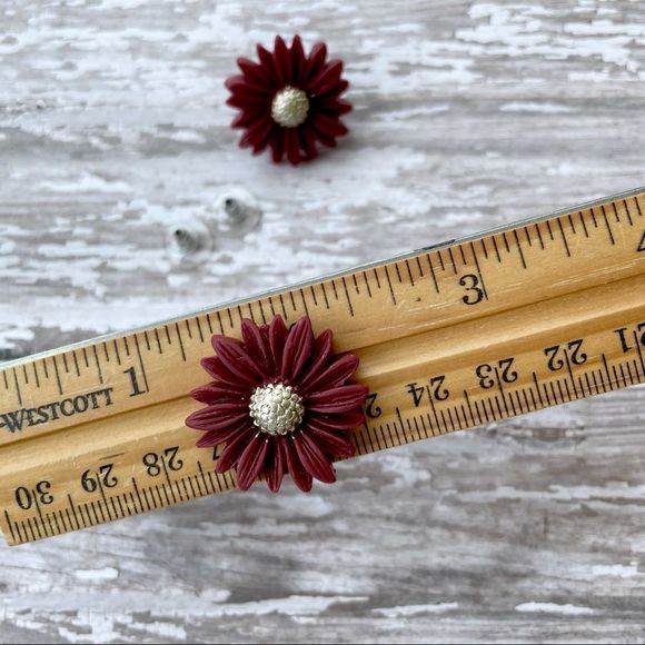 Burgundy Carved Look Daisy Flower Pierced Earring - Picture 4 of 4
